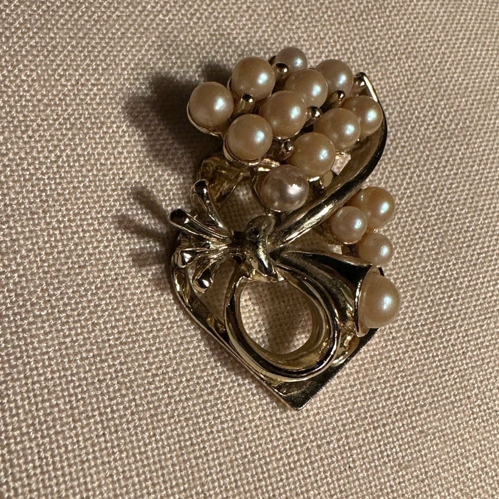 Vintage dress clip, gold and pearl beautiful design. Excellent bridal accent